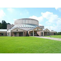 図書館「水戸市立西部図書館まで712ｍ」営業時間は9：30〜20；00