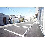 駐車しやすい広々スペース
