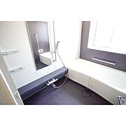 シャンプー棚や鏡も完備