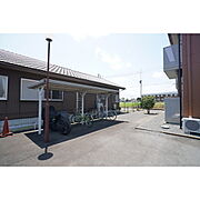 屋根付きの共有駐輪場です