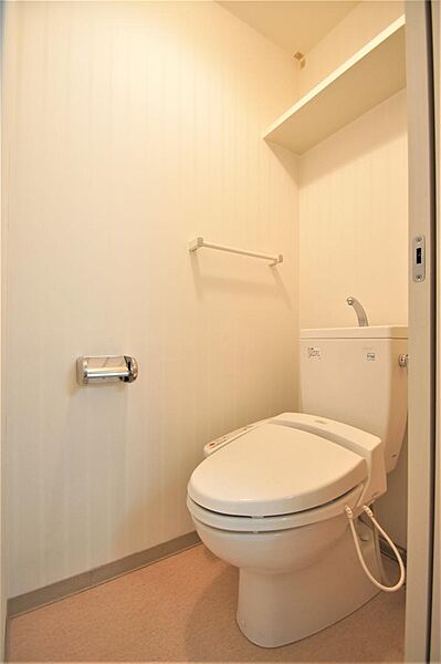 画像17:トイレは温水洗浄便座機能付き。