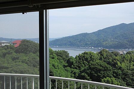 室内から海の眺め