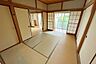 和室：繋げると12帖の広さになります