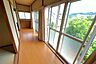 室内：縁側に掛けてお庭を眺めるのも風情があります