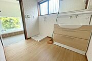 ゆとりある広さの洗面室です