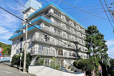 外観:熱海の山手、西山町の閑静な住宅街に建つ中規模リゾートマンション 外観:熱海の山手、西山町の閑静な住宅街に建つ中規模リゾートマンション