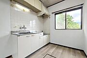 窓が多く明るい雰囲気の室内です