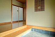 広々した玄関にはどこか趣があります