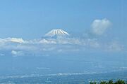 裾野を長く引く霊峰富士と壮大な山々を一望できます