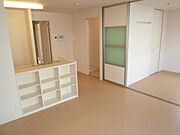 カウンター裏が見せる収納になっております