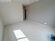 2階7.5帖の主寝室　アクセントクロスがお洒落