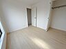 2階洋室5.25帖　バルコニーに面した明るいお部屋です