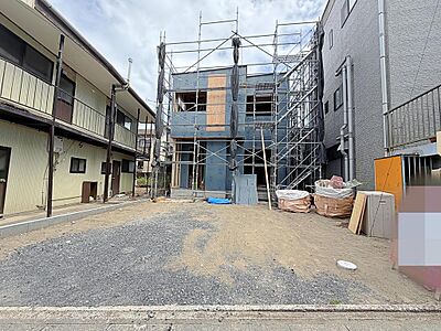外観:2026.8月撮影 現地写真です。建築中の為、同メーカー施工の完成物件をご案内することも可能です。まずはお気軽にお問い合わせください♪ 外観:2026.8月撮影 現地写真です。建築中の為、同メーカー施工の完成物件をご案内することも可能です。まずはお気軽にお問い合わせください♪