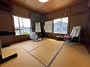 和室8帖　バルコニーに面した明るい室内、床の間と押入れがあります