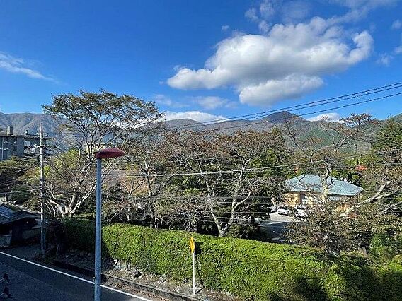 箱根の山々を望...