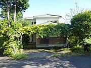 緑豊かで閑静な別荘地内の店舗付き住宅、駐車場2台分有