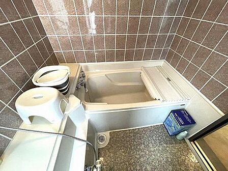清潔感ある室内浴室　自室の浴室の他、温泉大浴場もご利用いただけます
