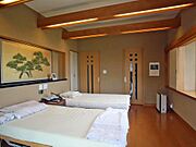 ゆったり寛げる広さと便利なクローゼット付きの寝室