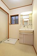 洗面台は少し大きめで収納も豊富です