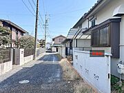 西側から見た現地前面道路の様子