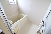 バス。窓付き