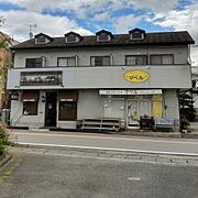 お部屋は2階です。1階テナントには床屋と花屋。