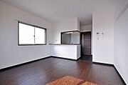 キッチンは対面式です。※画像は同タイプのお部屋ですが、実際の画像とは異なります。こちらのお部屋は角部屋ではない為、側面に窓はありません。