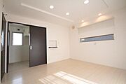 ゆったりとした広さを確保した、日当たり良好な主寝室です。大容量のウォークインクローゼットを備えており、衣類や季節物もすっきり収納可能。