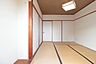 室内：南側で明るい6畳の和室