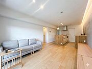 日当たりがよく、キッチンまで日が差し込む明るいLDKです。