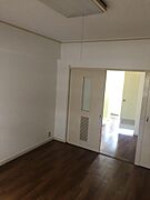 キッチンと洋室の仕切りは、引き戸ドア。開け閉めに邪魔にならず、鉄筋コンクリート造の建物のため、音も気になりにくいです。