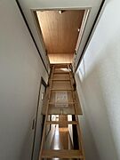 2階の通路天井から小屋裏収納に入れます（14．87m2）