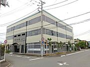 建物の東側に立って西側(物件側)を向いています。冷暖房完備の貸事務所です。施設内会議室も無料で使用可。追加駐車場は近隣に有り(空き要確認)。