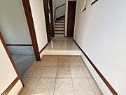 玄関内　左手に行くと納戸となります。
