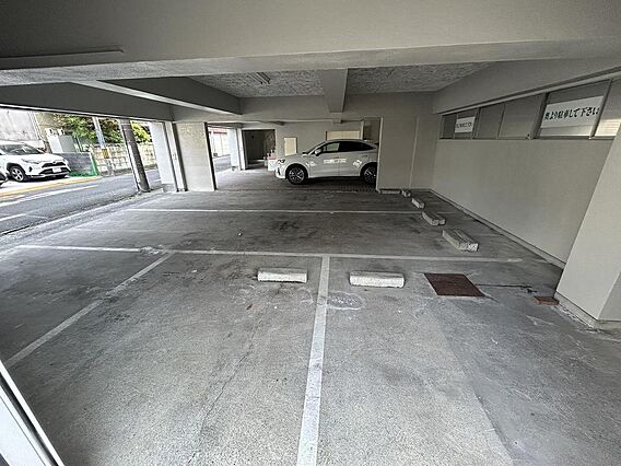1階　駐車場　...