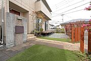 玄関外　ウッドデッキがあります。