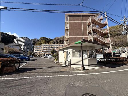 鉄筋コンクリート造　5階建地下1階付の3階部分です。