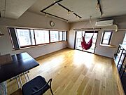 2面採光で明るいリビングです。床暖房あり！