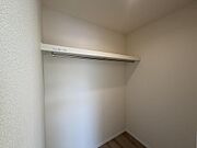 各部屋にはクローゼットを完備しています！収納が多いお家はすっきりして快適空間です♪