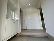 【モデルハウス】上質感漂う玄関と廊下。家族を送り出し、ゲストを迎える玄関は清潔感が欲しい空間。