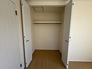 各部屋にはクローゼットを完備しています！収納が多いお家はすっきりして快適空間です♪