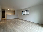 【モデルハウス】家族全員が集まるリビング。建物と性能と敷地の特性を活かした、明るく開放的な空間。