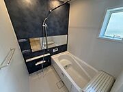 高級感のあるパネルを採用した一坪タイプ・ユニットバス。浴槽は足を伸ばしてゆったりと湯船に浸かれます。
