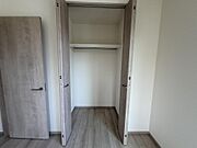 各部屋にはクローゼットを完備しています！収納が多いお家はすっきりして快適空間です♪