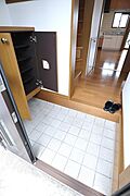 玄関を開けると左側は階段、正面がリビングと続くため、明るく開放感があります。また、階段横にはちょっとしたものを入れる収納スペースがあります。