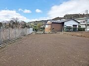 小中学校まで徒歩5分圏内の土地。建築条件なしの190坪土地です。平屋や二世帯、庭付きの住宅をお考えの方におすすめです。