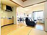 和室からお部屋全体が見渡され開放感があります。襖を広げるとリビングと一体利用が可能です。