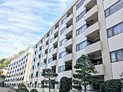 熱海の街並み・海を見下ろす都会的な造りが特徴のリゾートマンション。