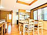 リビング/ダイニング：段差を活かした立体的な空間構成が特徴です。