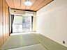 6帖和室、畳を新品に交換、井草の香りが心地いいです。部屋が全体的に明るいです。